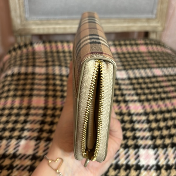 BURBERRY zip wallet - classic cream and Burberry check - Picture 6 of 12